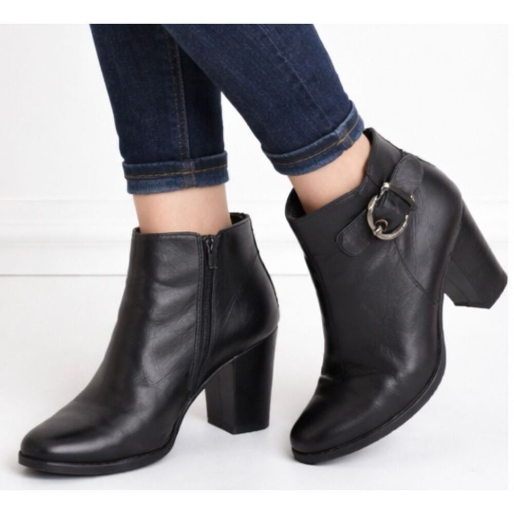 Stuart Weitzman black leather square toe bootie size 8.5